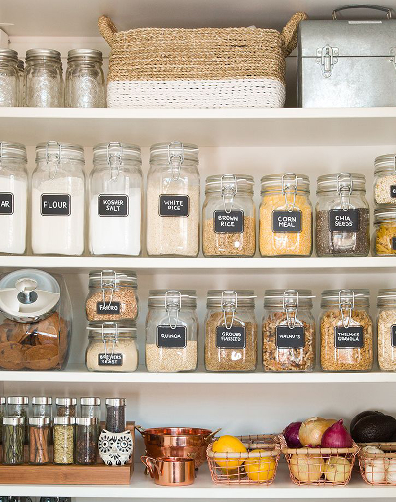 alimentos em potes no armário da cozinha