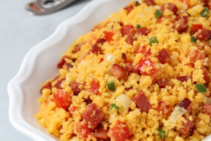 Receita de Cuscuz de Milho, fica soltinha e é prática de fazer para seu café da manhã