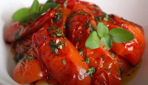 Receita de Salada de Tomate Assado com Molho de Manjericão para uma refeição saudável e saborosa