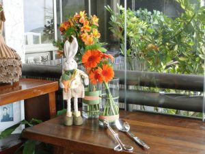 flores e coelhinho da páscoa na decoração