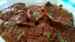 Receita de Carne de Panela com Molho de Tomate, opção de almoço simples e prático de preparar