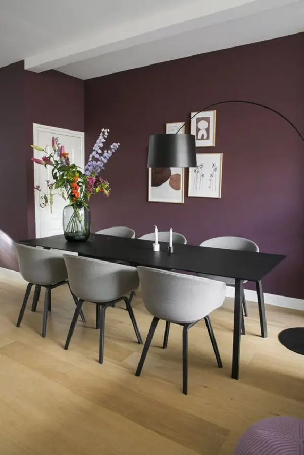 Sala-de-jantar-com-parede-roxa-Foto-Interior-Junkie