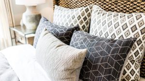 almofadas estampadas em cama