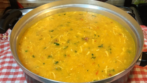 Receita de Caldo de Aipim com Frango, porções, tempo de preparo, curiosidades e origem histórica