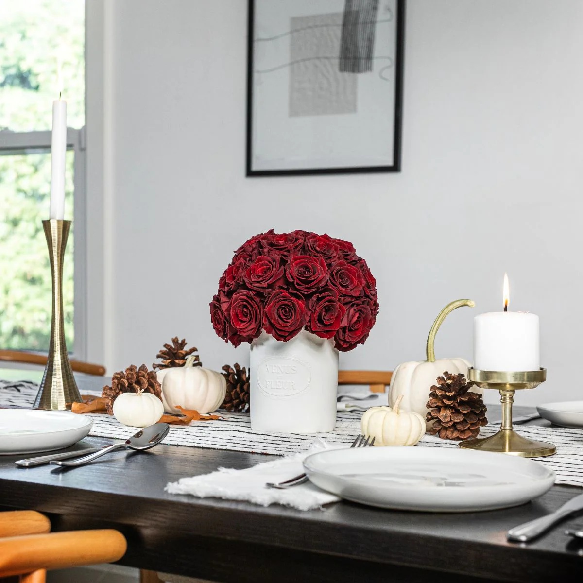vaso com rosas artificiais em mesa de jantar