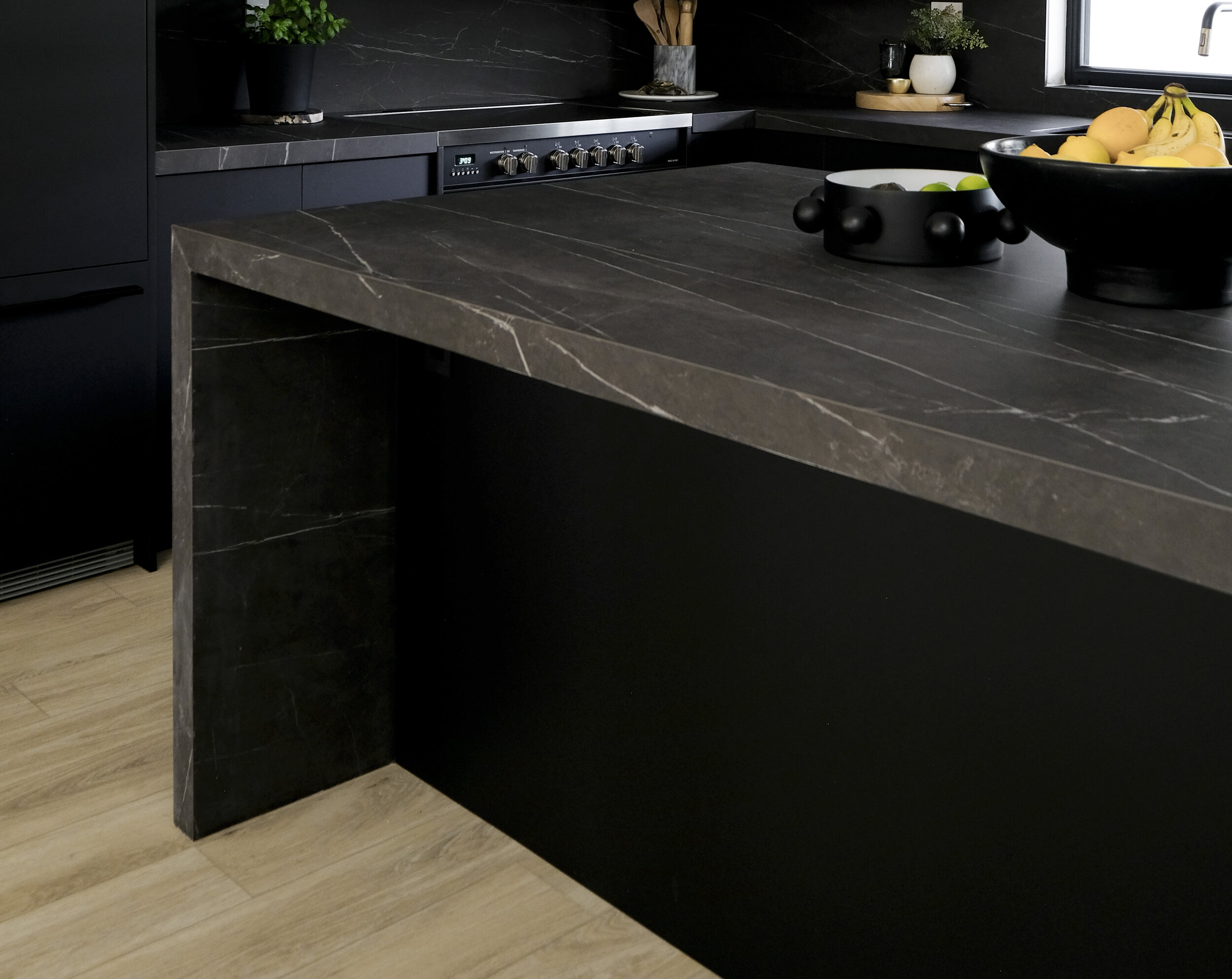 porcelanato preto na bancada decoração de cozinha