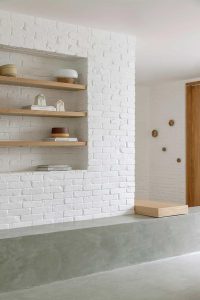 tijolinho branco e cimento queimado sala