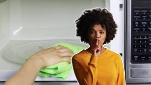 Não gaste dinheiro à toa: seu micro-ondas fica impecável com UM ingrediente