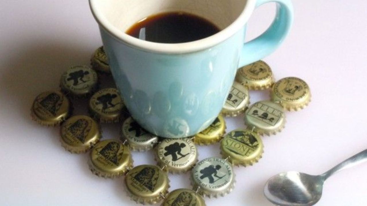 descanso de copo feito de tampinha de garrafa