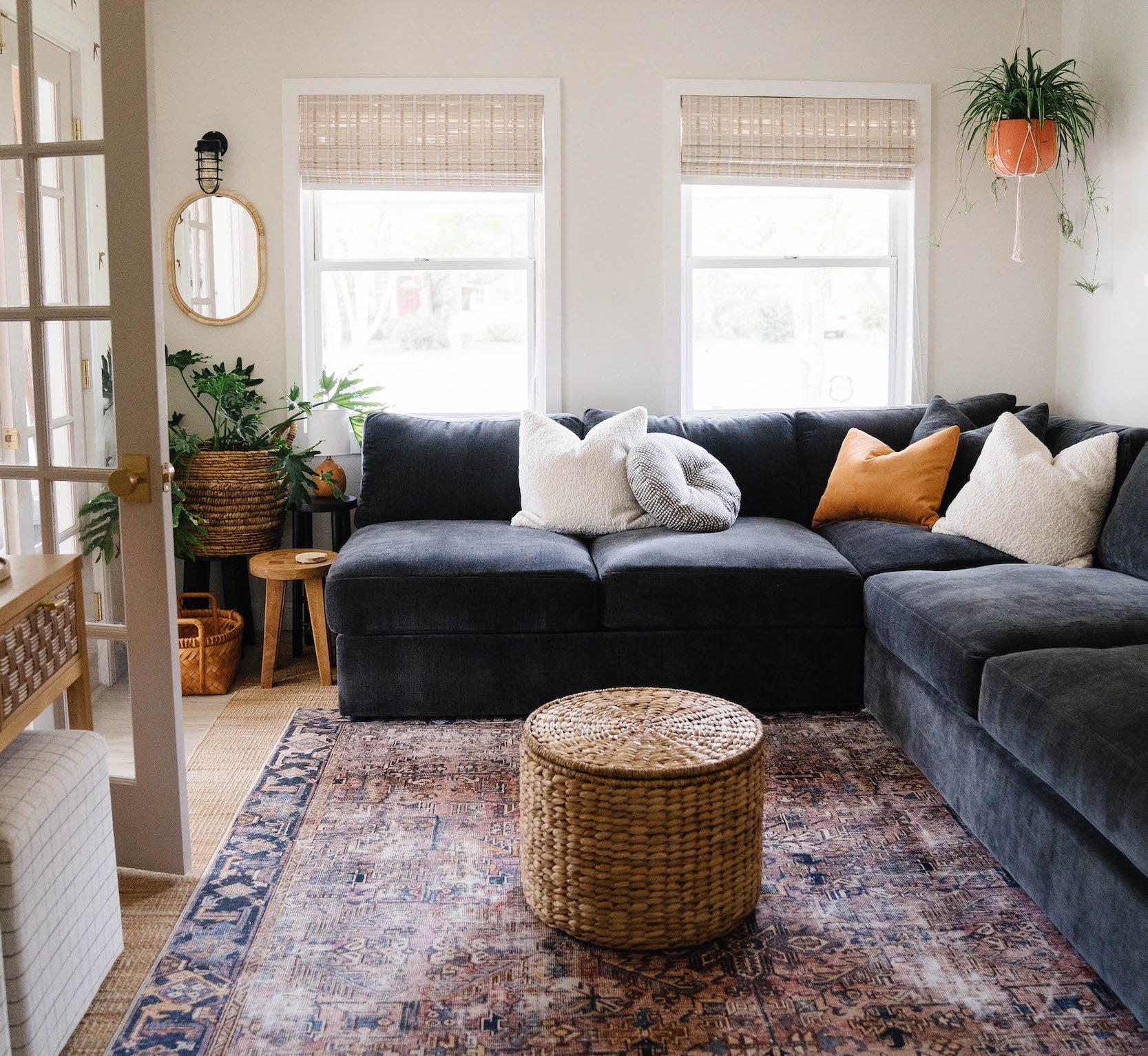 sala pequena com sofá escuro