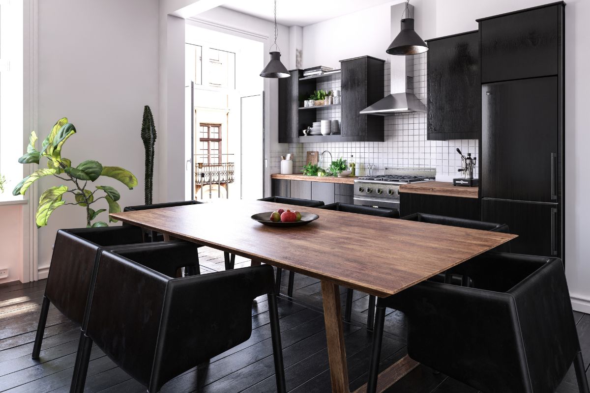 Cozinha de madeira com preto