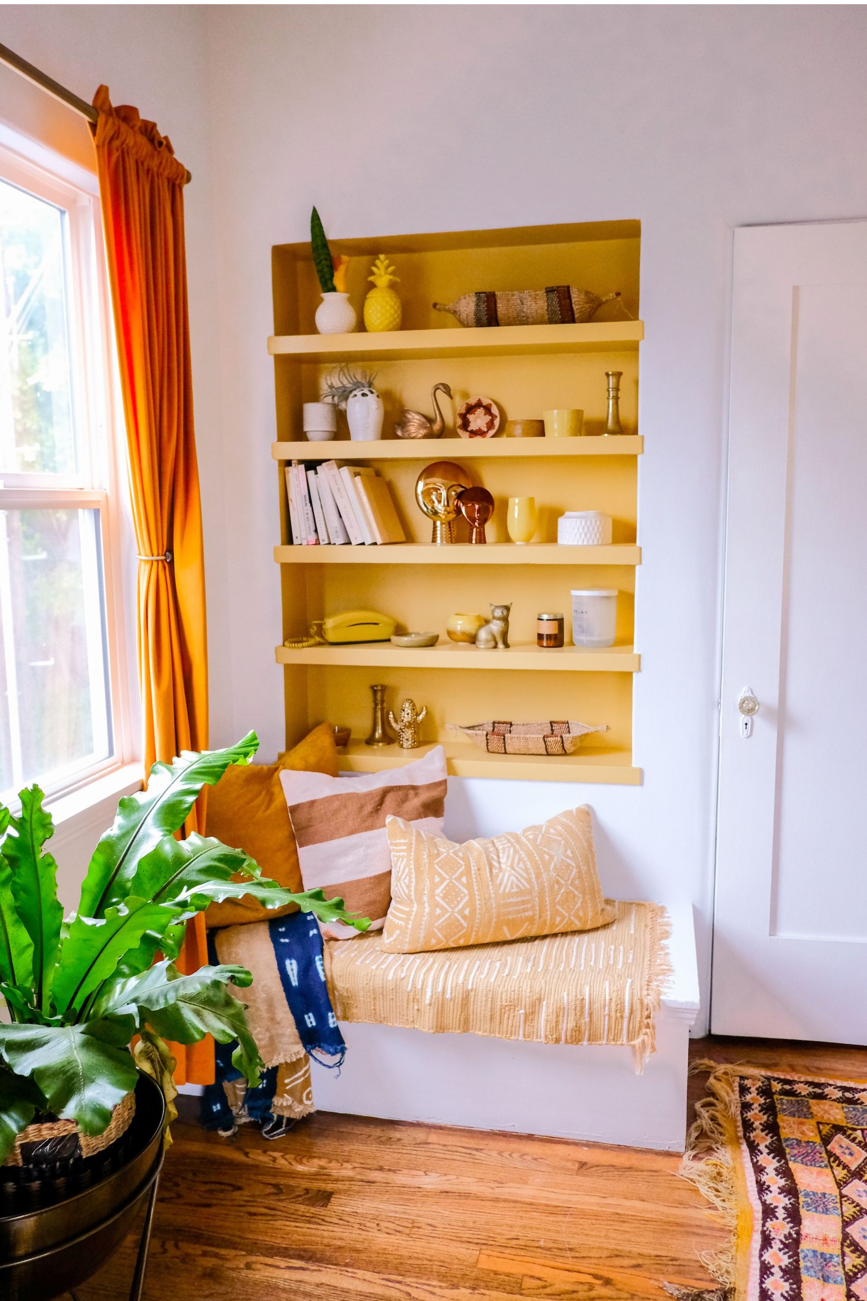 amarelo vivo em detalhe da sala de estar