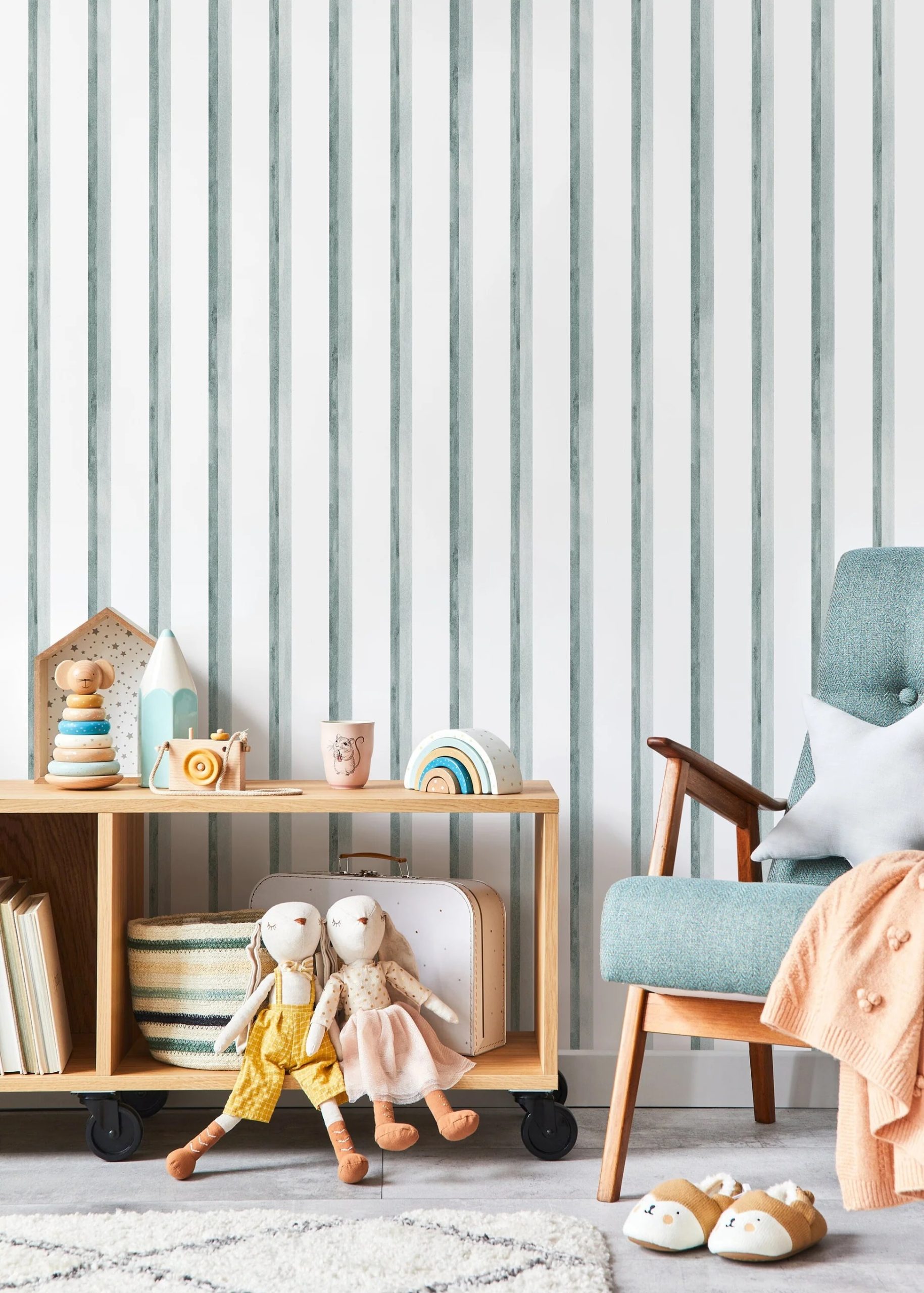 papel de parede listrado em quarto infantil