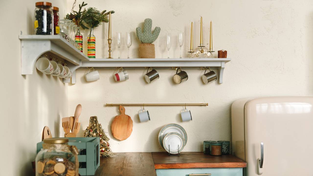 Prateleiras com decoração na cozinha