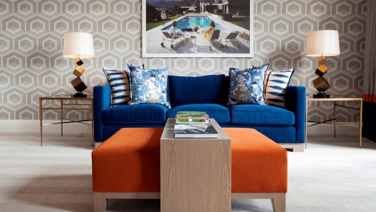 sala de estar com sofá azul e mesa de centro laranja