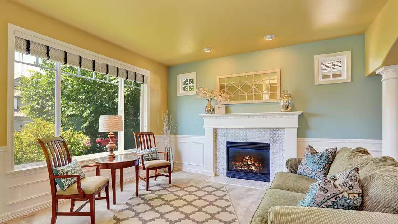 sala de estar com teto pintado de amarelo