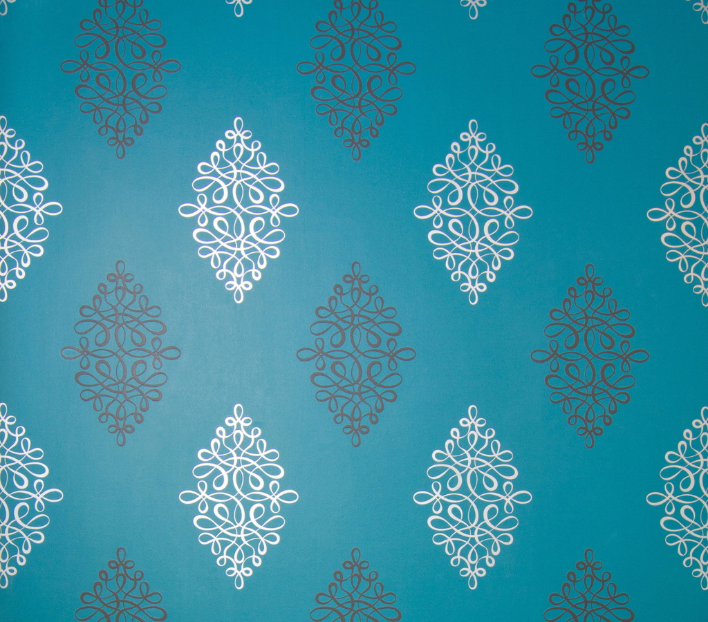 Escolher a tinta sem considerar o papel de parede