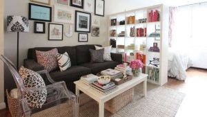 Essa simples mudança na estante faz sua sala parecer maior e mais estilosa