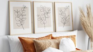 Nem galeria cheia, nem parede sem graça o equilíbrio certo com quadros minimalistas no quarto