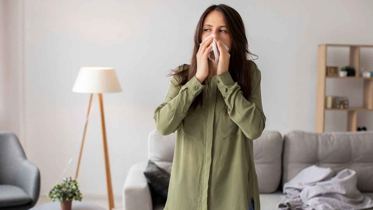 mulher sentindo cheiro ruim dentro de casa