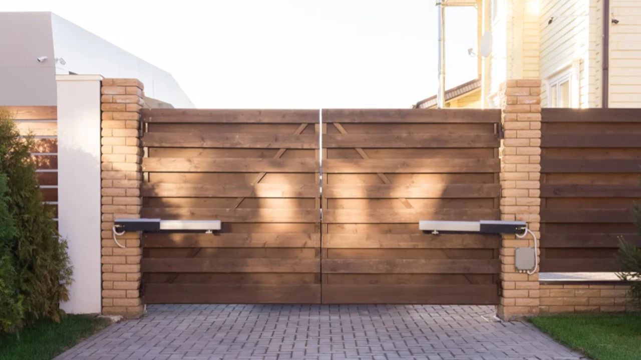 portão de madeira pivotante