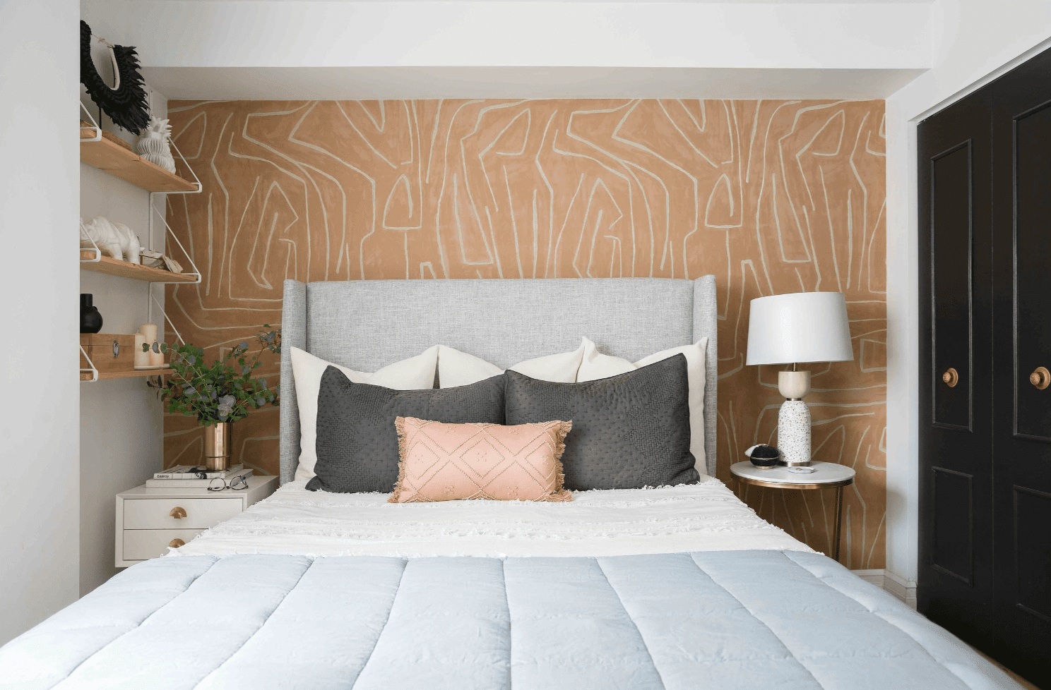 quarto de casal com combinação de papel de parede e tinta