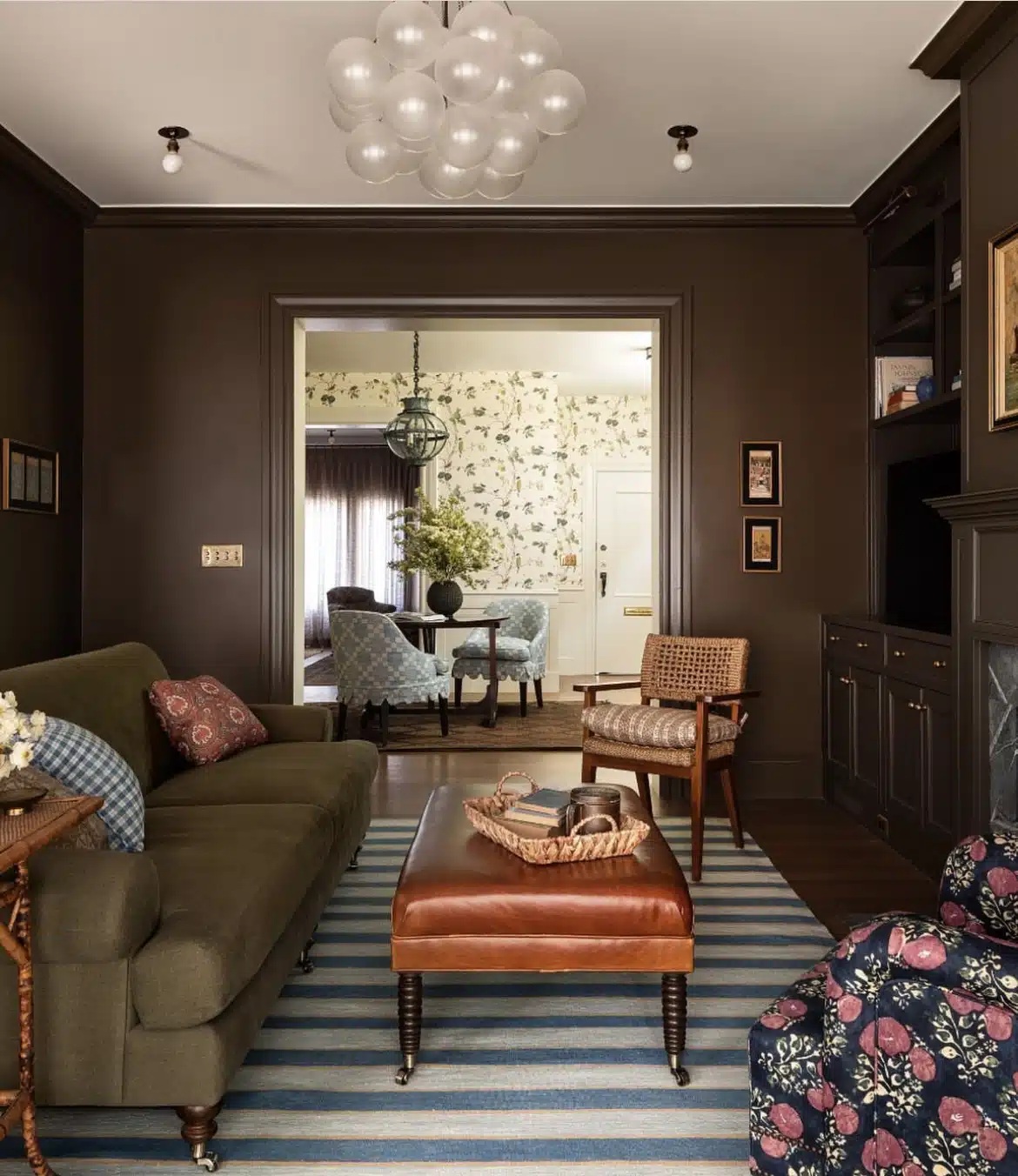 sala de estar com paredes marrom-escuro