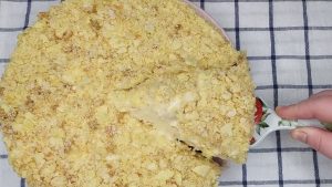 Bolo Napoleão de geladeira pronto em 15 minutos com biscoito folhado