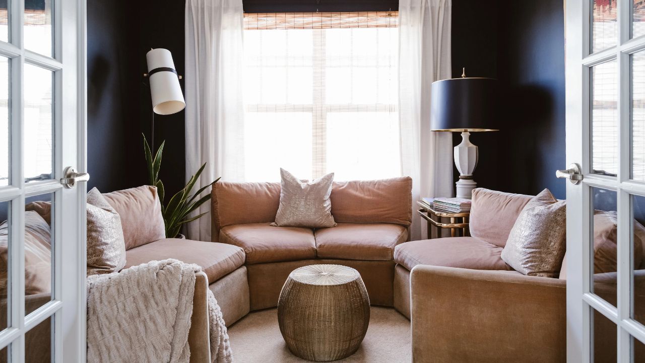 espaço com sofás demais