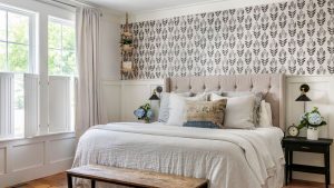 meia parede com papel de parede no quarto