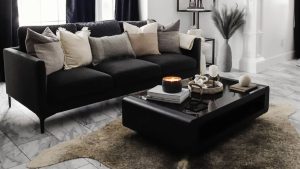 sofá e mesa de centro pretos em sala