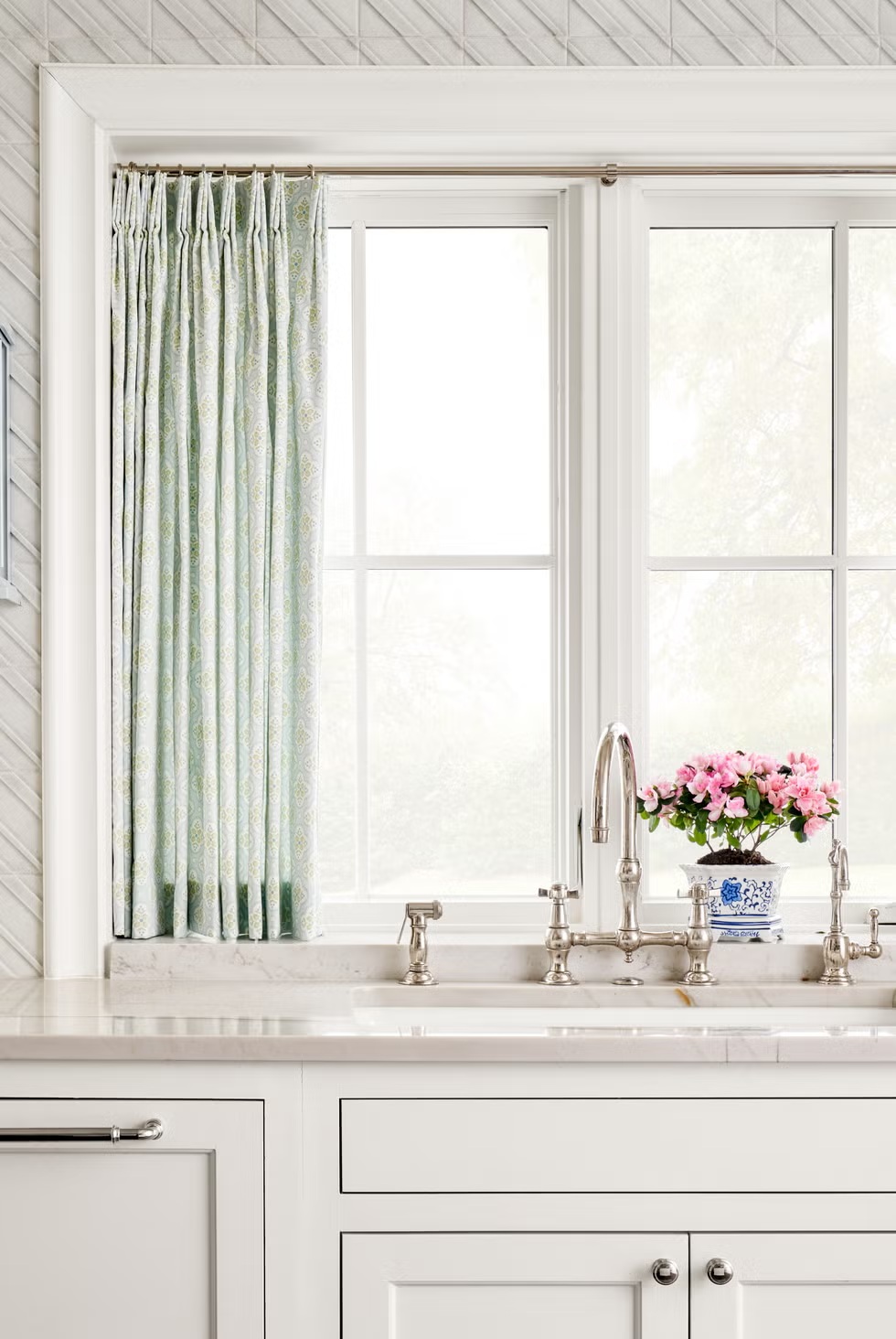 cortina com estampa simples em janela da cozinha