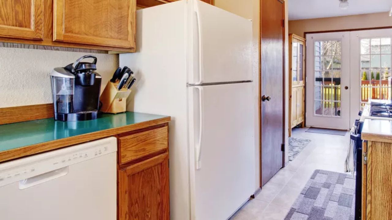 cozinha com eletrodomésticos brancos