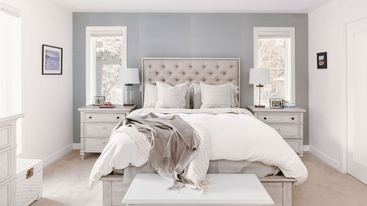 quarto com parede de destaque em cinza-claro