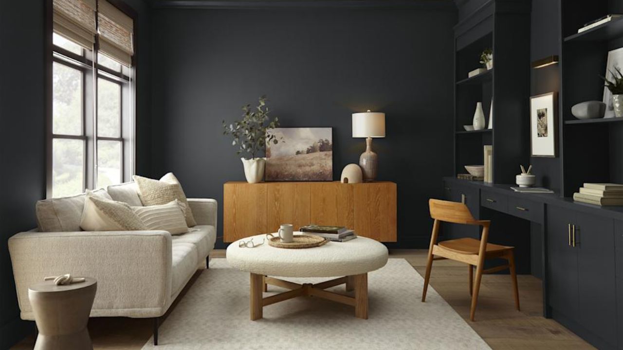 sala pequena com paredes escuras