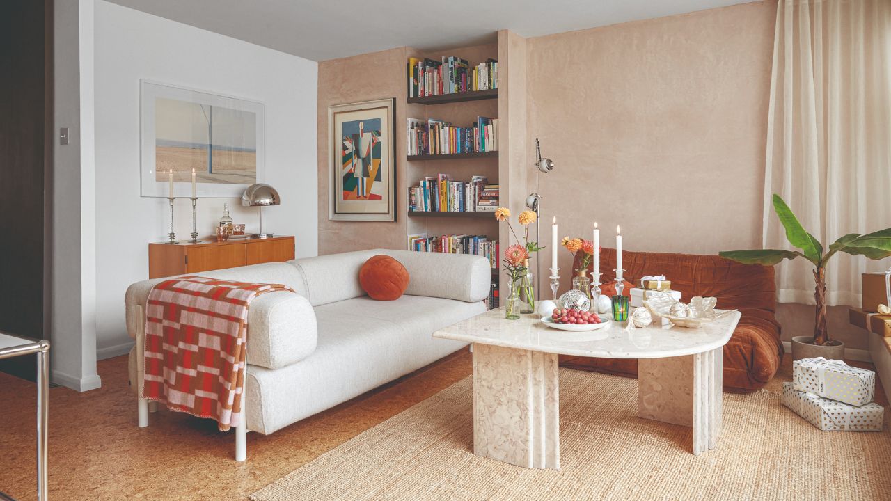 sala pequena neutra com mesa de centro alta