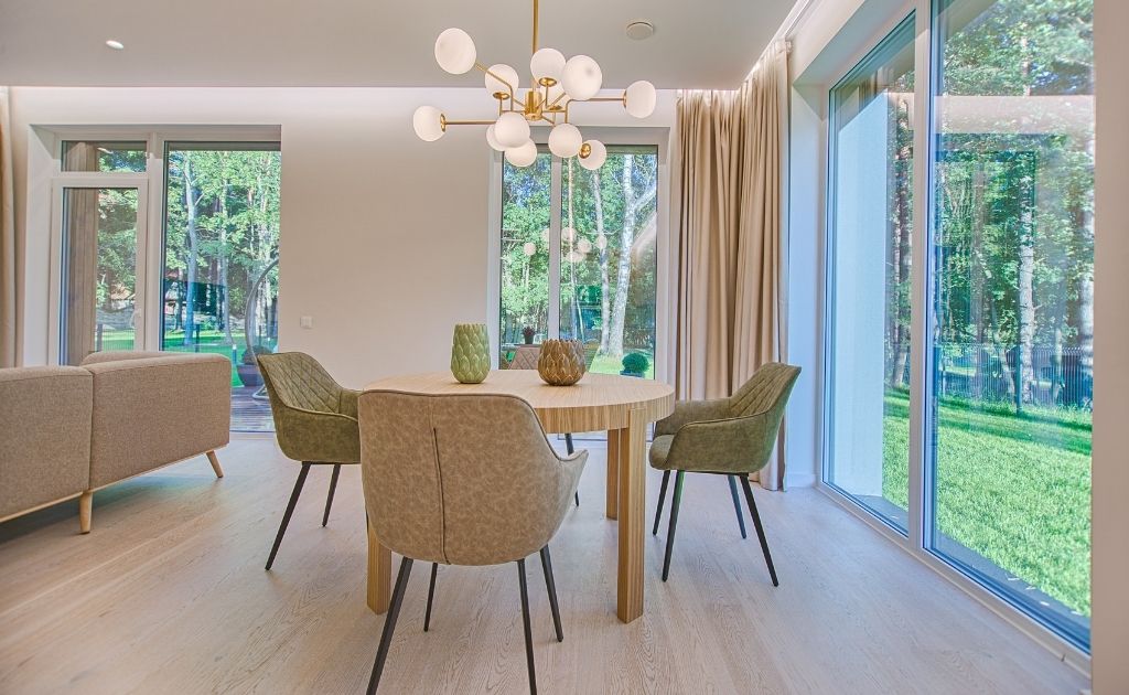 Sala com mesa de jantar perfeita redonda