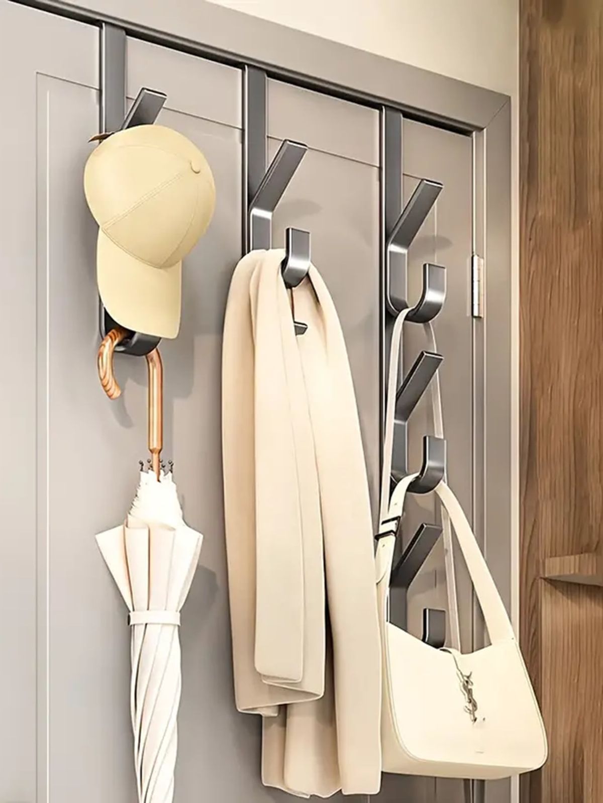 cabides atrás da porta